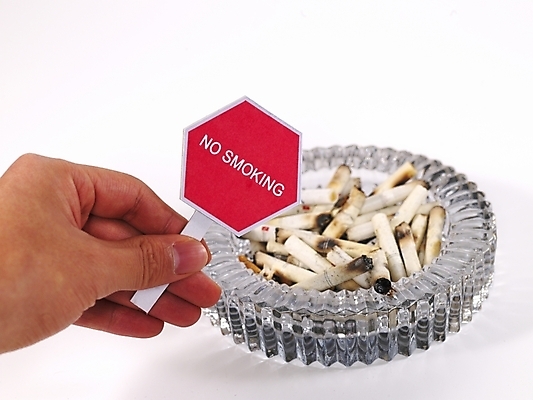 포토 JPG 손 캠페인 담배 신체부위 팻말 알림 금연 담배꽁초 재떨이 국내포토 프레임 사람 사회이슈 파일형식