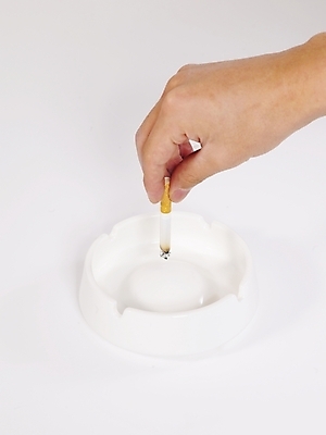 포토 JPG 손 담배 신체부위 금연 담배꽁초 재떨이 국내포토 캠페인 사람 사회이슈 파일형식