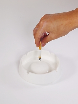 포토 JPG 손 담배 신체부위 금연 담배꽁초 재떨이 국내포토 캠페인 사람 사회이슈 파일형식