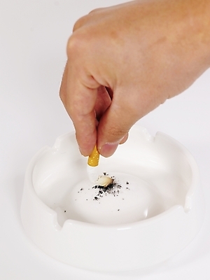 포토 JPG 손 담배 신체부위 금연 담배꽁초 재떨이 국내포토 캠페인 사람 사회이슈 파일형식