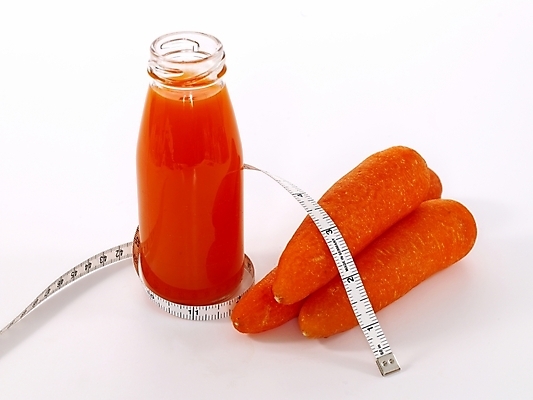 포토 JPG 스튜디오촬영 웰빙 음식 몸매관리 다이어트 채소 식재료 수치 유리병 줄자 자 건강 누끼 사람없음 뷰티 건강관리 주스 당근 세개 병 조절 당근주스 국내포토 식기 음료 그래프 병_용기 문구용품 뿌리채소 실내 관리 3 야채주스 파일형식