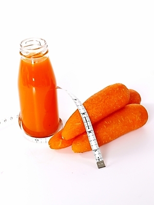 포토 JPG 스튜디오촬영 웰빙 음식 몸매관리 다이어트 채소 식재료 수치 유리병 줄자 자 건강 사람없음 뷰티 건강관리 주스 당근 세개 병 조절 당근주스 국내포토 식기 음료 그래프 병_용기 문구용품 뿌리채소 실내 관리 3 야채주스 파일형식