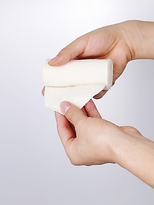 포토 JPG 손 의학 신체부위 치료 약 의료용품 붕대 붕대감기 압박붕대 국내포토 의료기기 사람 감싸기 파일형식