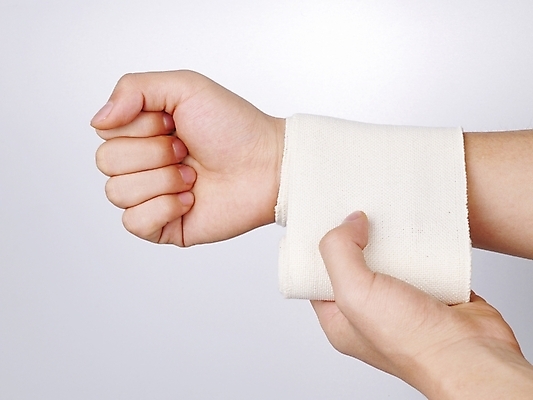 포토 JPG 손 의학 신체부위 치료 약 의료용품 붕대 붕대감기 압박붕대 국내포토 의료기기 사람 감싸기 파일형식