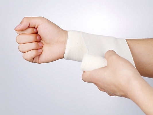 포토 JPG 손 의학 신체부위 치료 약 의료용품 붕대 팔 붕대감기 압박붕대 국내포토 의료기기 사람 감싸기 파일형식