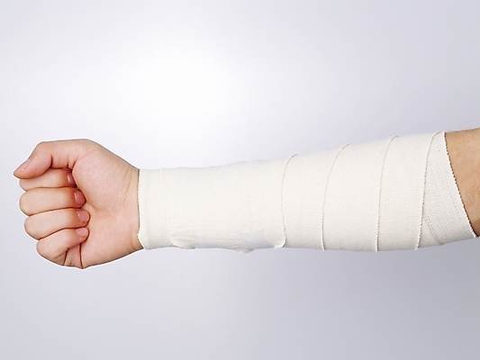 포토 JPG 손 의학 신체부위 치료 약 의료용품 붕대 팔 붕대감기 압박붕대 국내포토 의료기기 사람 감싸기 파일형식
