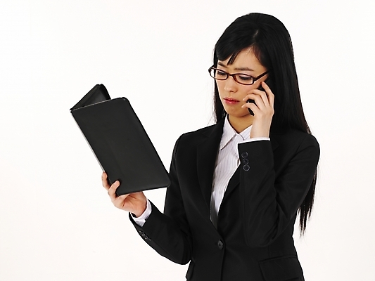 포토 JPG 스튜디오촬영 직업 여자 과학 비즈니스 부분 정보통신 한명 누끼 사람 정장 상반신 20대 성인 비즈니스라이프 스마트폰 다이어리 통신기기 한국인 직장인 비즈니스우먼 전화기 통화 비서 여자만 여자한명만 성인여자만 청년만 청년여자만 성인한명만 청년여자한명만 성인여자한명만 성인만 국내포토 1 라이프스타일 옷 통신 모션 실내 동양인 청년 핸드폰 스마트기기 사무용품 기계 정보 파일형식