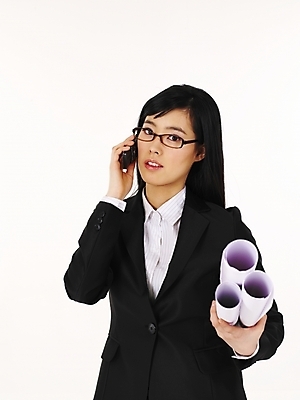 포토 JPG 스튜디오촬영 직업 여자 과학 비즈니스 부분 정보통신 한명 누끼 사람 정장 상반신 20대 성인 비즈니스라이프 스마트폰 통신기기 설계도 한국인 직장인 비즈니스우먼 두루마리 전화기 통화 여자만 여자한명만 성인여자만 청년만 청년여자만 성인한명만 청년여자한명만 성인여자한명만 성인만 국내포토 1 라이프스타일 옷 통신 모션 건설업 실내 동양인 청년 핸드폰 스마트기기 기계 정보 파일형식