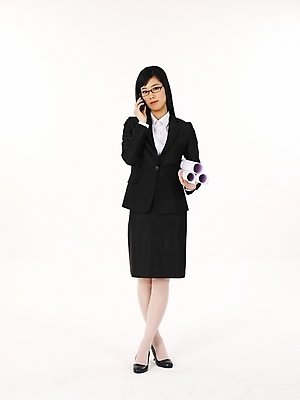 포토 JPG 스튜디오촬영 전신 직업 여자 과학 비즈니스 정보통신 한명 누끼 사람 정장 20대 성인 비즈니스라이프 스마트폰 통신기기 설계도 한국인 직장인 비즈니스우먼 두루마리 전화기 통화 여자만 여자한명만 성인여자만 청년만 청년여자만 성인한명만 청년여자한명만 성인여자한명만 성인만 국내포토 1 라이프스타일 옷 통신 모션 건설업 실내 동양인 청년 핸드폰 스마트기기 기계 정보 파일형식