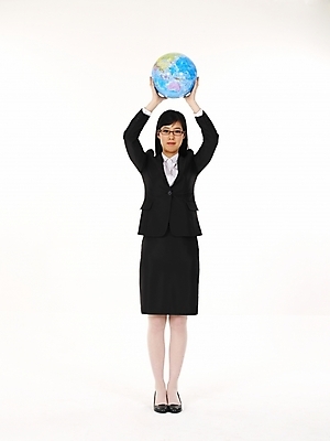 포토 JPG 스튜디오촬영 전신 직업 여자 지구 비즈니스 한명 들기 누끼 사람 정장 20대 성인 비즈니스라이프 글로벌 지구본 한국인 직장인 비즈니스우먼 여자만 여자한명만 성인여자만 청년만 청년여자만 성인한명만 청년여자한명만 성인여자한명만 성인만 국내포토 1 라이프스타일 옷 모션 실내 동양인 청년 파일형식