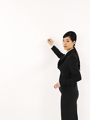 포토 JPG 스튜디오촬영 직업 여자 비즈니스 부분 회의 한명 누끼 사람 정장 상반신 20대 성인 비즈니스라이프 펜 교사 한국인 직장인 비즈니스우먼 발표 강의 보고 프레젠테이션 여자만 여자한명만 성인여자만 청년만 청년여자만 성인한명만 청년여자한명만 성인여자한명만 성인만 국내포토 1 라이프스타일 옷 실내 동양인 청년 필기구 파일형식