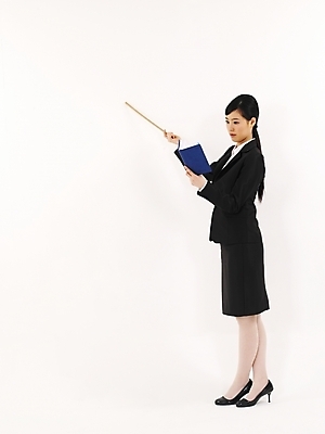 포토 JPG 스튜디오촬영 전신 직업 여자 비즈니스 회의 한명 누끼 사람 정장 20대 성인 책 비즈니스라이프 다이어리 교사 한국인 직장인 비즈니스우먼 발표 막대기 강의 보고 프레젠테이션 지시봉 여자만 여자한명만 성인여자만 청년만 청년여자만 성인한명만 청년여자한명만 성인여자한명만 성인만 국내포토 1 라이프스타일 옷 실내 동양인 청년 사무용품 파일형식