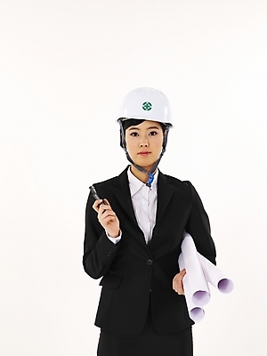 포토 JPG 스튜디오촬영 직업 여자 비즈니스 부분 한명 누끼 사람 정장 상반신 20대 성인 비즈니스라이프 스마트폰 설계도 한국인 직장인 비즈니스우먼 안전모 건축가 두루마리 산업기사 여자만 여자한명만 성인여자만 청년만 청년여자만 성인한명만 청년여자한명만 성인여자한명만 성인만 국내포토 1 라이프스타일 옷 건설업 실내 동양인 청년 핸드폰 스마트기기 헬멧 안전장비 파일형식