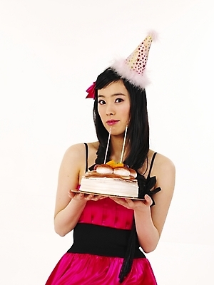 포토 JPG 스튜디오촬영 여자 포즈 컨셉 부분 누끼 사람 동양인 손짓 이벤트 상반신 파티 케이크 한국인 여자만 국내포토 모션 디저트 실내 인종 파일형식