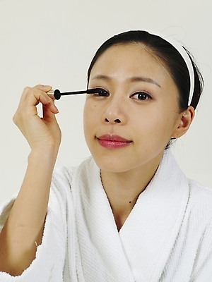 포토 JPG 스튜디오촬영 옷 여자 부분 한명 사람 상반신 20대 성인 신체부위 화장 뷰티 화장품 한국인 머리띠 목욕가운 속눈썹 오브젝트 마스카라 여자만 여자한명만 성인여자만 청년만 청년여자만 성인한명만 청년여자한명만 성인여자한명만 성인만 국내포토 1 장신구 실내 동양인 청년 가운 눈썹 파일형식