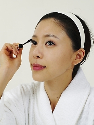 포토 JPG 스튜디오촬영 옷 여자 부분 한명 사람 상반신 20대 성인 신체부위 화장 뷰티 화장품 한국인 머리띠 목욕가운 속눈썹 오브젝트 마스카라 여자만 여자한명만 성인여자만 청년만 청년여자만 성인한명만 청년여자한명만 성인여자한명만 성인만 국내포토 1 장신구 실내 동양인 청년 가운 눈썹 파일형식