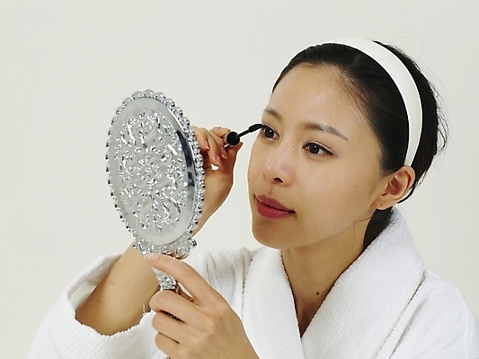 포토 JPG 스튜디오촬영 옷 여자 부분 한명 사람 상반신 20대 성인 신체부위 화장 뷰티 화장품 한국인 머리띠 목욕가운 속눈썹 오브젝트 마스카라 손거울 여자만 여자한명만 성인여자만 청년만 청년여자만 성인한명만 청년여자한명만 성인여자한명만 성인만 국내포토 1 장신구 실내 동양인 청년 거울 가운 눈썹 파일형식