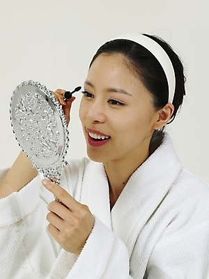 포토 JPG 스튜디오촬영 옷 여자 부분 한명 사람 상반신 20대 성인 신체부위 화장 뷰티 화장품 한국인 머리띠 목욕가운 속눈썹 오브젝트 마스카라 손거울 여자만 여자한명만 성인여자만 청년만 청년여자만 성인한명만 청년여자한명만 성인여자한명만 성인만 국내포토 1 장신구 실내 동양인 청년 거울 가운 눈썹 파일형식