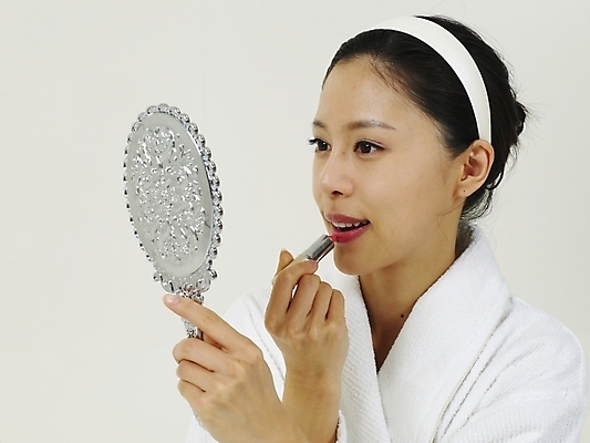 포토 JPG 스튜디오촬영 옷 여자 부분 한명 사람 상반신 20대 성인 화장 뷰티 화장품 한국인 립스틱 머리띠 목욕가운 입술 오브젝트 손거울 여자만 여자한명만 성인여자만 청년만 청년여자만 성인한명만 청년여자한명만 성인여자한명만 성인만 국내포토 1 장신구 실내 동양인 청년 신체부위 거울 가운 파일형식