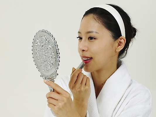 포토 JPG 스튜디오촬영 옷 여자 부분 한명 사람 상반신 20대 성인 화장 뷰티 화장품 한국인 립스틱 머리띠 목욕가운 입술 오브젝트 손거울 여자만 여자한명만 성인여자만 청년만 청년여자만 성인한명만 청년여자한명만 성인여자한명만 성인만 국내포토 1 장신구 실내 동양인 청년 신체부위 거울 가운 파일형식