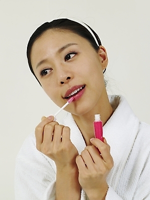 포토 JPG 스튜디오촬영 옷 여자 부분 한명 사람 상반신 20대 성인 화장 뷰티 화장품 한국인 머리띠 목욕가운 입술 오브젝트 립글로스 여자만 여자한명만 성인여자만 청년만 청년여자만 성인한명만 청년여자한명만 성인여자한명만 성인만 국내포토 1 장신구 실내 동양인 청년 신체부위 가운 파일형식