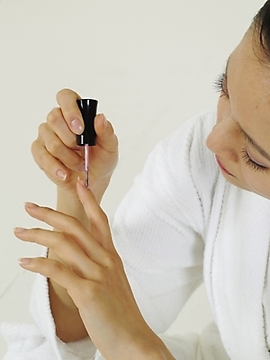 포토 JPG 스튜디오촬영 옷 여자 컬러 부분 한명 사람 상반신 20대 성인 화장 뷰티 화장품 한국인 목욕가운 손톱관리 오브젝트 매니큐어 매니큐어바르기 여자만 여자한명만 성인여자만 청년만 청년여자만 성인한명만 청년여자한명만 성인여자한명만 성인만 국내포토 1 실내 동양인 청년 가운 네일아트 파일형식