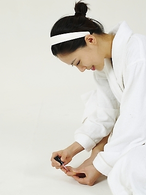 포토 JPG 스튜디오촬영 옷 여자 컬러 부분 한명 사람 상반신 20대 성인 화장 뷰티 화장품 한국인 머리띠 목욕가운 오브젝트 매니큐어 매니큐어바르기 발톱관리 여자만 여자한명만 성인여자만 청년만 청년여자만 성인한명만 청년여자한명만 성인여자한명만 성인만 국내포토 1 장신구 실내 동양인 청년 미용 가운 파일형식