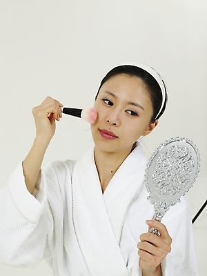 포토 JPG 스튜디오촬영 옷 여자 부분 한명 사람 상반신 20대 성인 화장 뷰티 화장품 한국인 붓 머리띠 목욕가운 볼터치 오브젝트 손거울 여자만 여자한명만 성인여자만 청년만 청년여자만 성인한명만 청년여자한명만 성인여자한명만 성인만 국내포토 1 장신구 실내 동양인 청년 거울 가운 파일형식