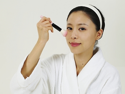 포토 JPG 스튜디오촬영 옷 여자 부분 한명 사람 상반신 20대 성인 화장 뷰티 화장품 한국인 붓 머리띠 목욕가운 볼터치 오브젝트 여자만 여자한명만 성인여자만 청년만 청년여자만 성인한명만 청년여자한명만 성인여자한명만 성인만 국내포토 1 장신구 실내 동양인 청년 가운 파일형식