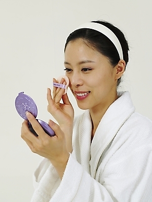 포토 JPG 스튜디오촬영 옷 여자 부분 한명 사람 상반신 20대 성인 화장 뷰티 화장품 한국인 미용용품 머리띠 목욕가운 오브젝트 파우더 파우더팩트 여자만 여자한명만 성인여자만 청년만 청년여자만 성인한명만 청년여자한명만 성인여자한명만 성인만 국내포토 1 장신구 실내 동양인 청년 가운 파일형식