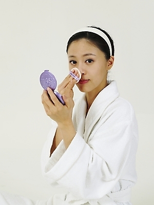 포토 JPG 스튜디오촬영 옷 여자 부분 한명 누끼 사람 상반신 20대 성인 화장 뷰티 화장품 한국인 미용용품 머리띠 목욕가운 오브젝트 파우더 파우더팩트 여자만 여자한명만 성인여자만 청년만 청년여자만 성인한명만 청년여자한명만 성인여자한명만 성인만 국내포토 1 장신구 실내 동양인 청년 가운 파일형식