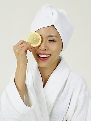 포토 JPG 스튜디오촬영 옷 여자 열매 부분 한명 사람 상반신 20대 성인 수건 뷰티 한국인 목욕가운 레몬 비타민C 여자만 여자한명만 성인여자만 청년만 청년여자만 성인한명만 청년여자한명만 성인여자한명만 성인만 국내포토 식물 1 과일 실내 동양인 청년 위생용품 가운 비타민 파일형식