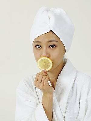 포토 JPG 스튜디오촬영 옷 여자 열매 부분 한명 사람 상반신 20대 성인 수건 뷰티 한국인 목욕가운 레몬 비타민C 여자만 여자한명만 성인여자만 청년만 청년여자만 성인한명만 청년여자한명만 성인여자한명만 성인만 국내포토 식물 1 과일 실내 동양인 청년 위생용품 가운 비타민 파일형식