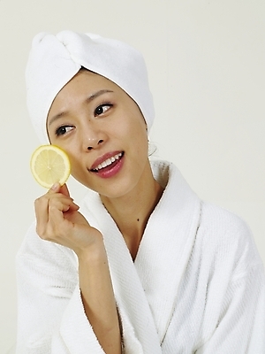 포토 JPG 스튜디오촬영 옷 여자 열매 부분 한명 사람 상반신 20대 성인 수건 뷰티 한국인 목욕가운 레몬 비타민C 여자만 여자한명만 성인여자만 청년만 청년여자만 성인한명만 청년여자한명만 성인여자한명만 성인만 국내포토 식물 1 과일 실내 동양인 청년 위생용품 가운 비타민 파일형식