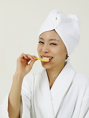 포토 JPG 스튜디오촬영 옷 여자 열매 부분 한명 사람 상반신 20대 성인 수건 뷰티 한국인 목욕가운 레몬 비타민C 여자만 여자한명만 성인여자만 청년만 청년여자만 성인한명만 청년여자한명만 성인여자한명만 성인만 국내포토 식물 1 과일 실내 동양인 청년 위생용품 가운 비타민 파일형식