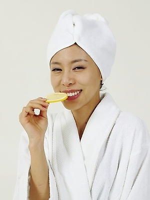 포토 JPG 스튜디오촬영 옷 여자 열매 부분 한명 사람 상반신 20대 성인 수건 뷰티 한국인 목욕가운 레몬 비타민C 여자만 여자한명만 성인여자만 청년만 청년여자만 성인한명만 청년여자한명만 성인여자한명만 성인만 국내포토 식물 1 과일 실내 동양인 청년 위생용품 가운 비타민 파일형식