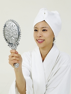 포토 JPG 스튜디오촬영 옷 여자 부분 한명 사람 상반신 20대 성인 수건 뷰티 거울 한국인 미용용품 목욕가운 손거울 여자만 여자한명만 성인여자만 청년만 청년여자만 성인한명만 청년여자한명만 성인여자한명만 성인만 국내포토 1 실내 동양인 청년 위생용품 가운 오브젝트 파일형식