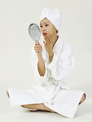 포토 JPG 스튜디오촬영 옷 여자 부분 한명 누끼 사람 상반신 20대 성인 수건 뷰티 거울 한국인 미용용품 목욕가운 손거울 여자만 여자한명만 성인여자만 청년만 청년여자만 성인한명만 청년여자한명만 성인여자한명만 성인만 국내포토 1 실내 동양인 청년 위생용품 가운 오브젝트 파일형식