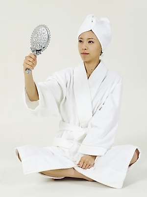 포토 JPG 스튜디오촬영 옷 여자 부분 한명 누끼 사람 상반신 20대 성인 수건 뷰티 거울 한국인 미용용품 목욕가운 손거울 여자만 여자한명만 성인여자만 청년만 청년여자만 성인한명만 청년여자한명만 성인여자한명만 성인만 국내포토 1 실내 동양인 청년 위생용품 가운 오브젝트 파일형식