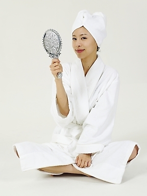 포토 JPG 스튜디오촬영 옷 여자 부분 한명 누끼 사람 상반신 20대 성인 수건 뷰티 거울 한국인 미용용품 목욕가운 손거울 여자만 여자한명만 성인여자만 청년만 청년여자만 성인한명만 청년여자한명만 성인여자한명만 성인만 국내포토 1 실내 동양인 청년 위생용품 가운 오브젝트 파일형식