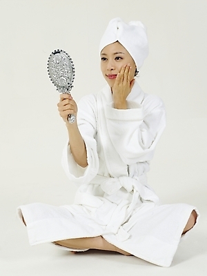 포토 JPG 스튜디오촬영 옷 여자 부분 한명 누끼 사람 상반신 20대 성인 수건 뷰티 거울 한국인 미용용품 목욕가운 손거울 여자만 여자한명만 성인여자만 청년만 청년여자만 성인한명만 청년여자한명만 성인여자한명만 성인만 국내포토 1 실내 동양인 청년 위생용품 가운 오브젝트 파일형식