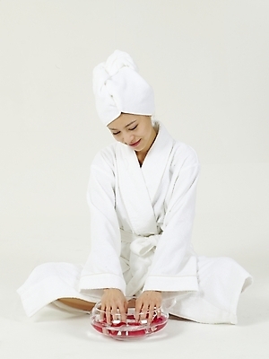 포토 JPG 스튜디오촬영 옷 여자 꽃잎 부분 한명 누끼 사람 상반신 20대 성인 수건 뷰티 장미 한국인 목욕가운 향기 여자만 여자한명만 성인여자만 청년만 청년여자만 성인한명만 청년여자한명만 성인여자한명만 성인만 국내포토 1 꽃 실내 동양인 청년 위생용품 가운 냄새 파일형식