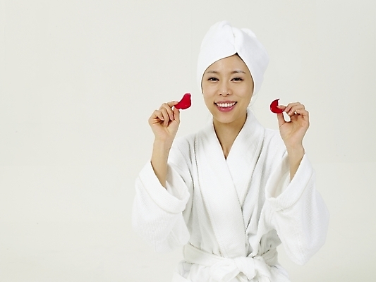 포토 JPG 스튜디오촬영 옷 여자 꽃잎 부분 한명 누끼 사람 상반신 20대 성인 수건 뷰티 장미 한국인 목욕가운 향기 여자만 여자한명만 성인여자만 청년만 청년여자만 성인한명만 청년여자한명만 성인여자한명만 성인만 국내포토 1 꽃 실내 동양인 청년 위생용품 가운 냄새 파일형식