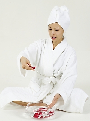 포토 JPG 스튜디오촬영 옷 여자 꽃잎 부분 한명 사람 상반신 20대 성인 수건 뷰티 장미 한국인 목욕가운 향기 여자만 여자한명만 성인여자만 청년만 청년여자만 성인한명만 청년여자한명만 성인여자한명만 성인만 국내포토 1 꽃 실내 동양인 청년 위생용품 가운 냄새 파일형식