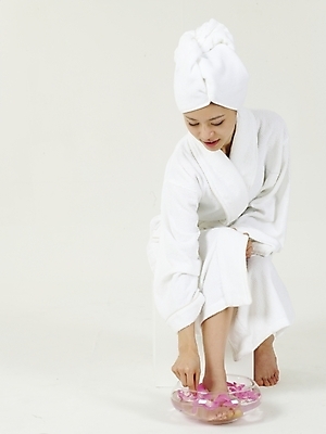 포토 JPG 스튜디오촬영 옷 여자 꽃잎 부분 한명 누끼 사람 상반신 20대 성인 수건 뷰티 장미 한국인 목욕가운 향기 발마사지 족욕 여자만 여자한명만 성인여자만 청년만 청년여자만 성인한명만 청년여자한명만 성인여자한명만 성인만 국내포토 1 꽃 실내 동양인 청년 위생용품 마사지 가운 냄새 파일형식