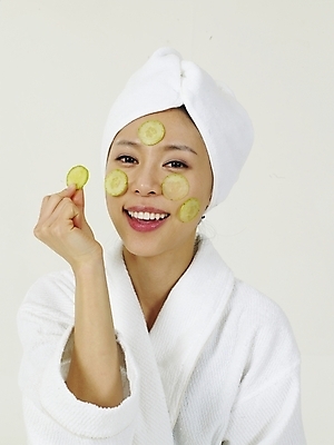 포토 JPG 스튜디오촬영 옷 여자 부분 오이 한명 누끼 사람 상반신 20대 성인 수건 뷰티 한국인 마사지 목욕가운 피부관리 오이마사지 여자만 여자한명만 성인여자만 청년만 청년여자만 성인한명만 청년여자한명만 성인여자한명만 성인만 국내포토 1 채소 실내 동양인 청년 위생용품 가운 파일형식