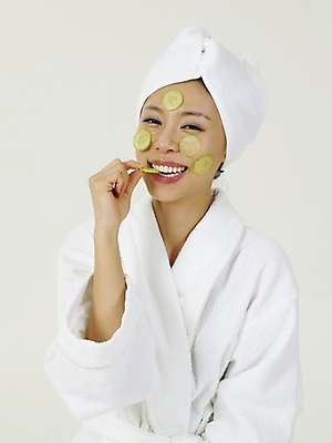 포토 JPG 스튜디오촬영 옷 여자 부분 오이 한명 누끼 사람 상반신 20대 성인 수건 뷰티 한국인 마사지 목욕가운 피부관리 오이마사지 여자만 여자한명만 성인여자만 청년만 청년여자만 성인한명만 청년여자한명만 성인여자한명만 성인만 국내포토 1 채소 실내 동양인 청년 위생용품 가운 파일형식