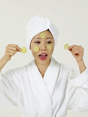 포토 JPG 스튜디오촬영 옷 여자 부분 오이 한명 사람 상반신 20대 성인 수건 뷰티 한국인 마사지 목욕가운 피부관리 오이마사지 여자만 여자한명만 성인여자만 청년만 청년여자만 성인한명만 청년여자한명만 성인여자한명만 성인만 국내포토 1 채소 실내 동양인 청년 위생용품 가운 파일형식