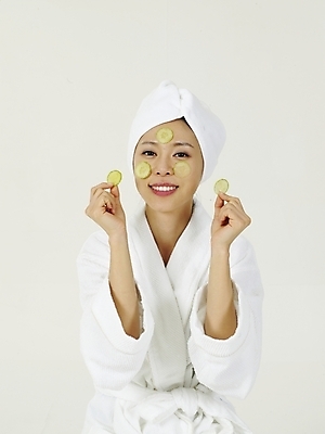 포토 JPG 스튜디오촬영 옷 여자 부분 오이 한명 누끼 사람 상반신 20대 성인 수건 뷰티 한국인 마사지 목욕가운 피부관리 오이마사지 여자만 여자한명만 성인여자만 청년만 청년여자만 성인한명만 청년여자한명만 성인여자한명만 성인만 국내포토 1 채소 실내 동양인 청년 위생용품 가운 파일형식