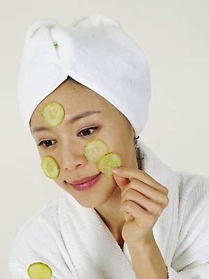 포토 JPG 스튜디오촬영 옷 여자 부분 오이 한명 사람 상반신 20대 성인 수건 뷰티 한국인 마사지 목욕가운 피부관리 오이마사지 여자만 여자한명만 성인여자만 청년만 청년여자만 성인한명만 청년여자한명만 성인여자한명만 성인만 국내포토 1 채소 실내 동양인 청년 위생용품 가운 파일형식